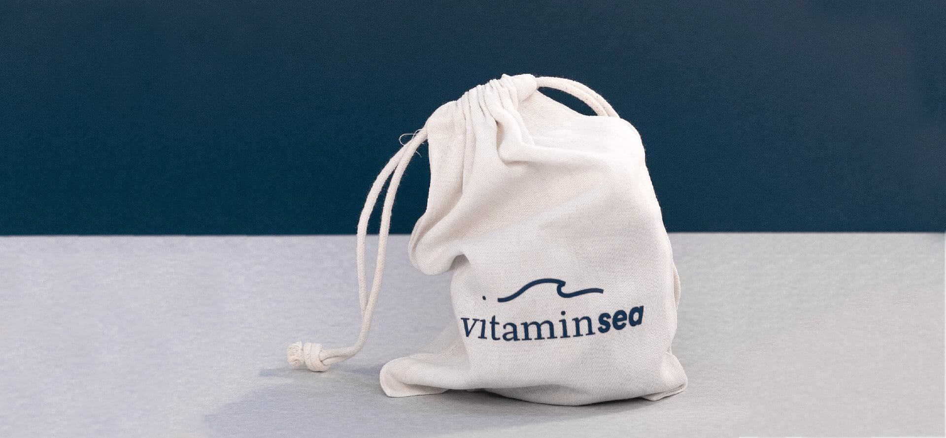 Aplicación gráfica en los diferentes elementos corporativos de la marca Vitamin Sea